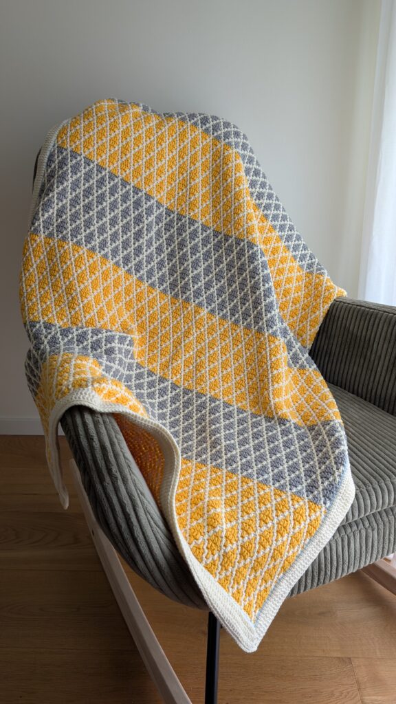 Mosaiik mustris heegeldatud tekk